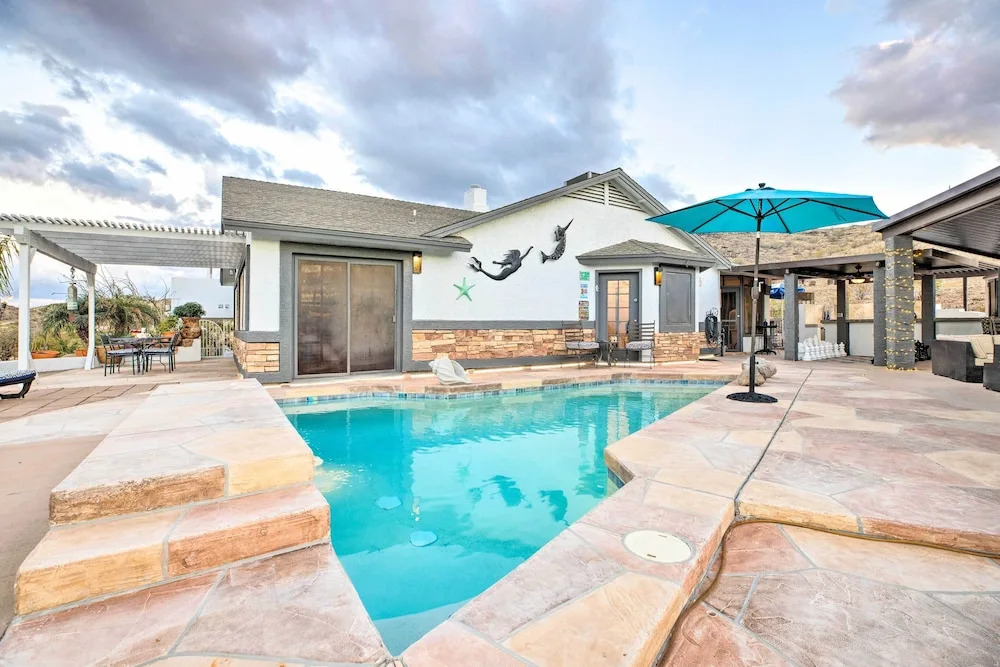 11 Mi to Dtwn Phoenix! Mtn-view Retreat w/ Hot Tub