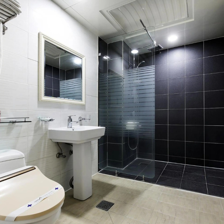 White Tourist Hotel