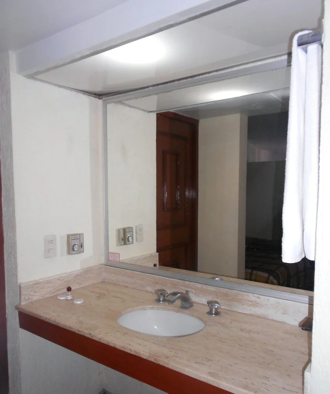 Del Real Hotel & Suites