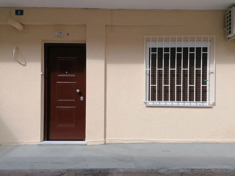 SHARING ROOM IN NEAR THISSIO METRO STATION BY ACROPOLIs