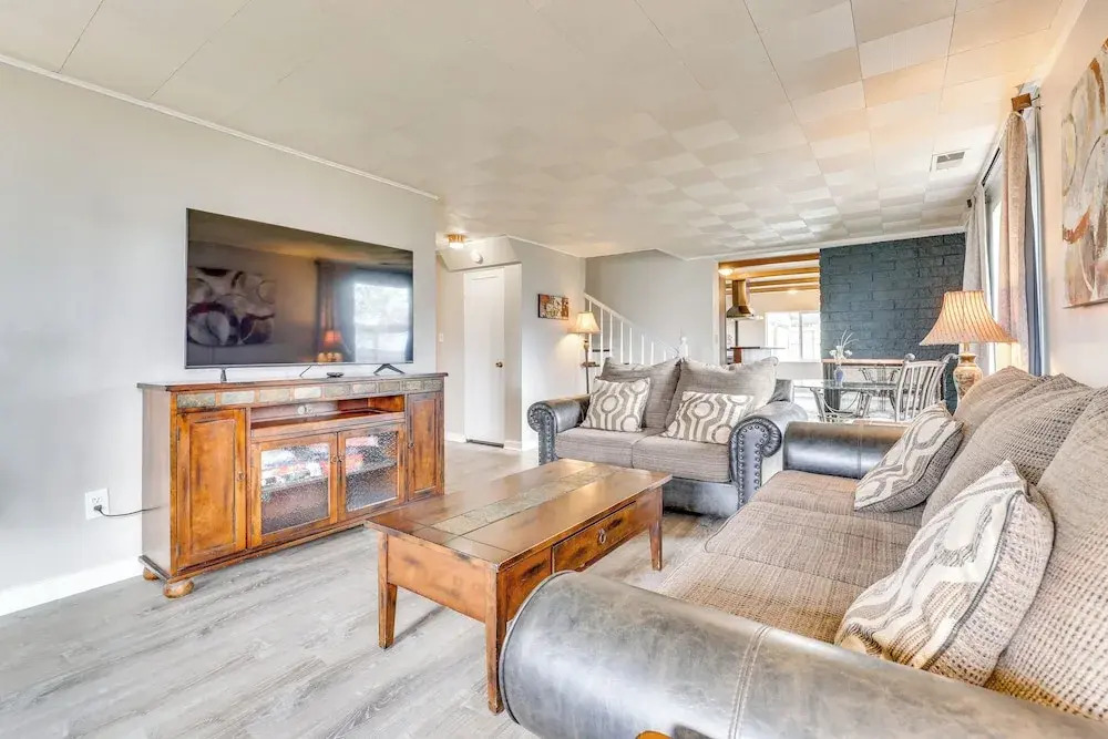 Family-friendly Ontario Home in Central Location!