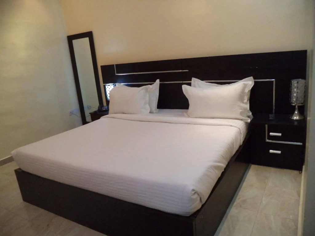 Pine Crest Exclusive Hotel & suite