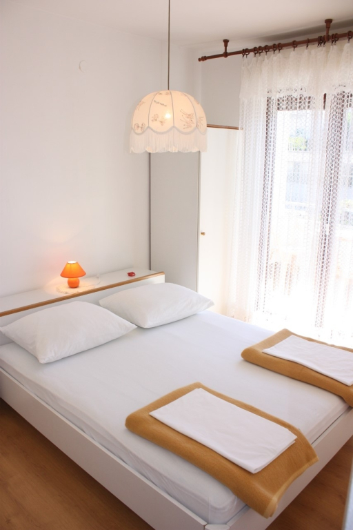 Apartment Petri - close to the sea: A2 Zuti  Tisno, Island Murter