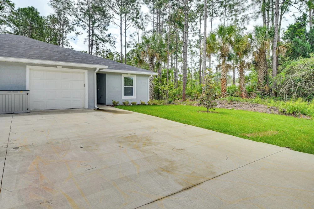 Palm Coast Duplex w/ Screened Patio, Near Beaches!