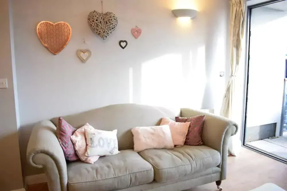 Stylish 1 Bedroom Apartment With Balcony