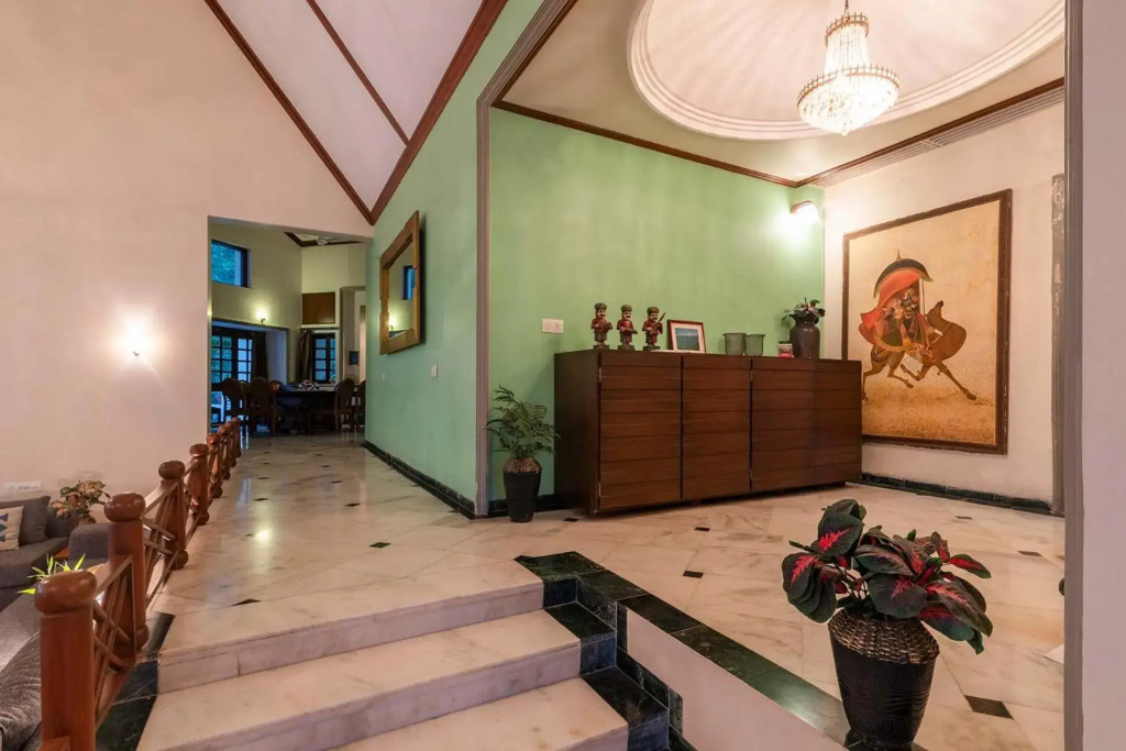 StayVistas Shantam House - Dive into relaxation with a pool and tennis lawn