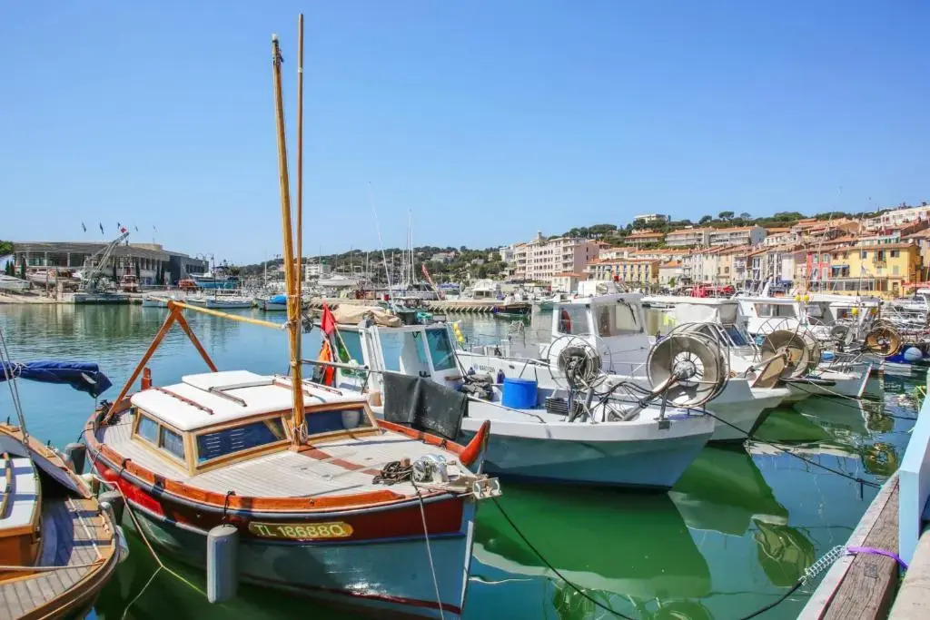 Bright flat classified with 2 in the centre of Cassis - Welkeys