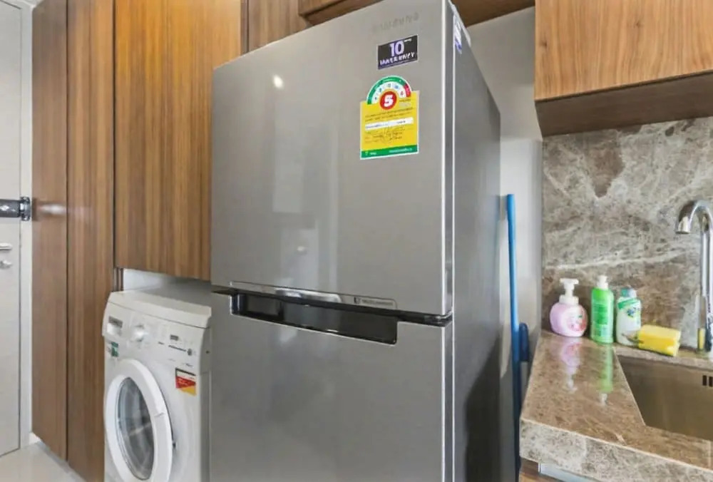 S39- 1 BR Downtown Bangkok Apt with Balcony and Pool