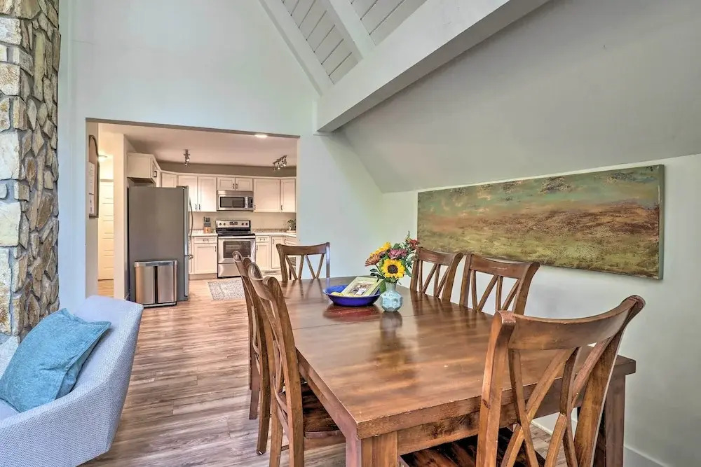 1 Mi to Town: Chalet-style Highlands Retreat