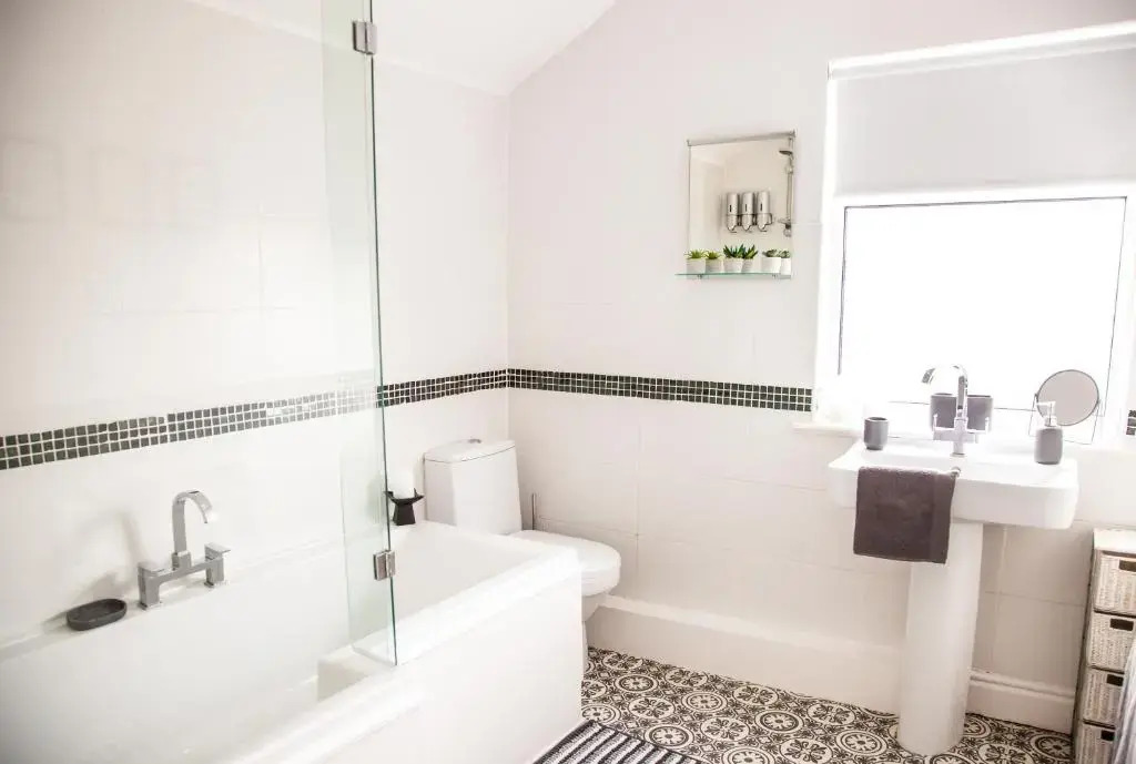 Contractor house, sleeps 5, close to restaurant's and bars, Long stays available, Oveyo Accommodation