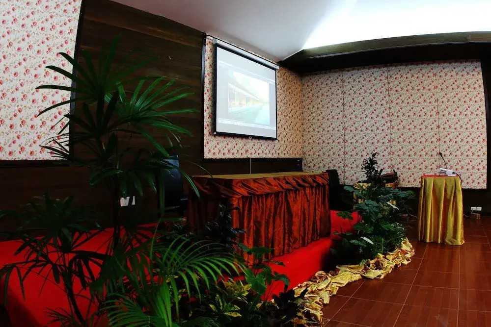 The Hub Erawan Resort