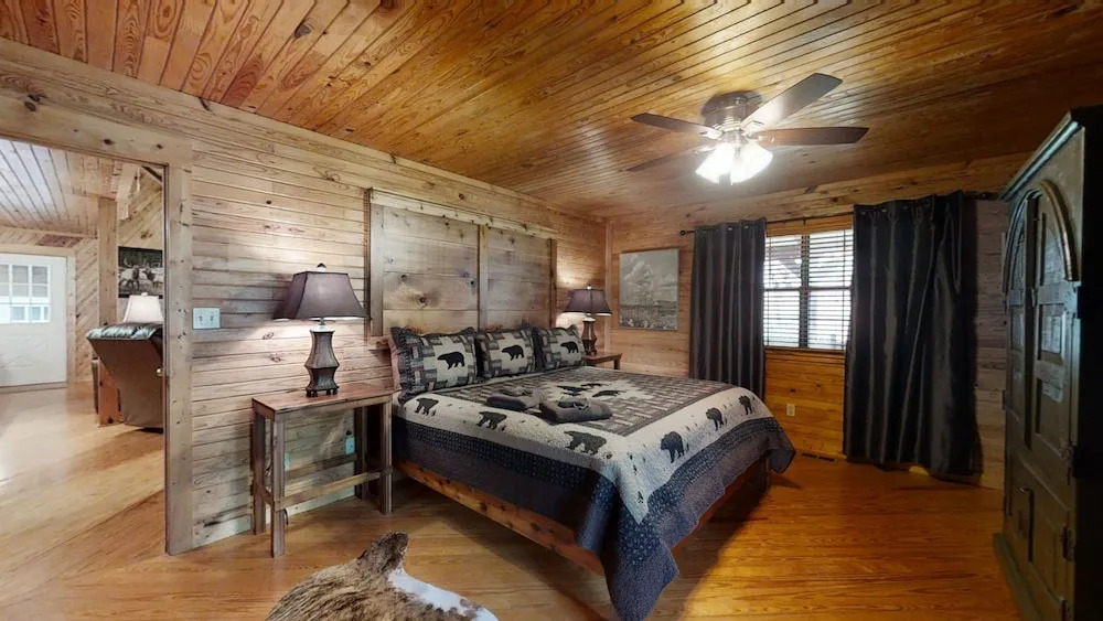 A Cowpoke's Dream 3 Bedroom Cabin by RedAwning