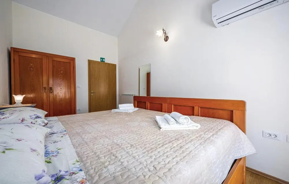 Nice Home In Nova Vas