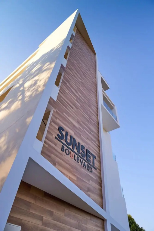 Sunset Blvd 9A - 3 Br Condo