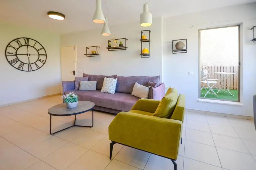 Stylish 2BR Apartment with Balcony - Yalarent