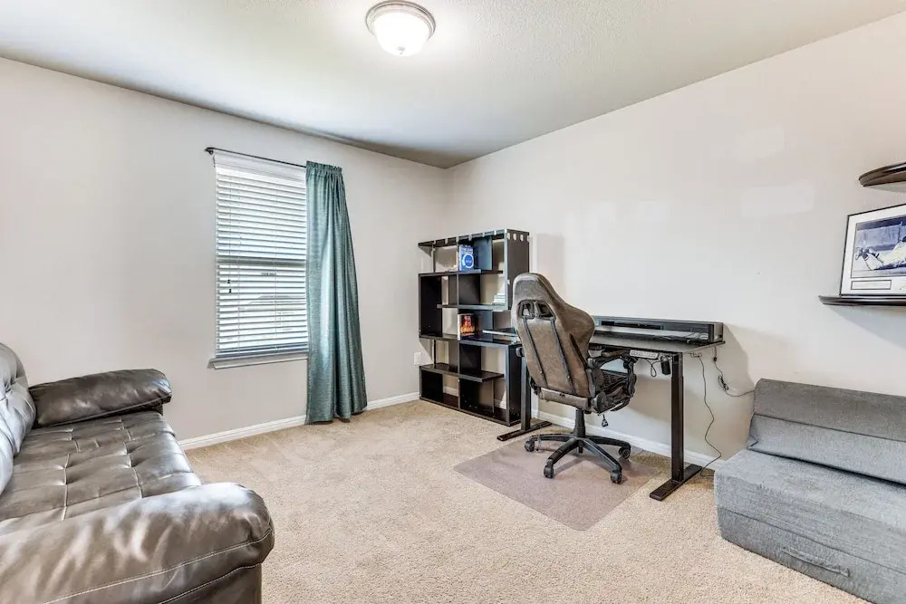 Family Home w/ Pool Access: 5 Mi to Downtown Buda!