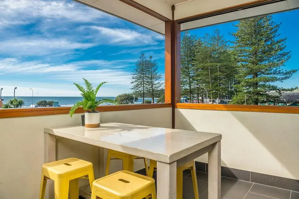 Quiksilver Apartments The Pass - steps from beach