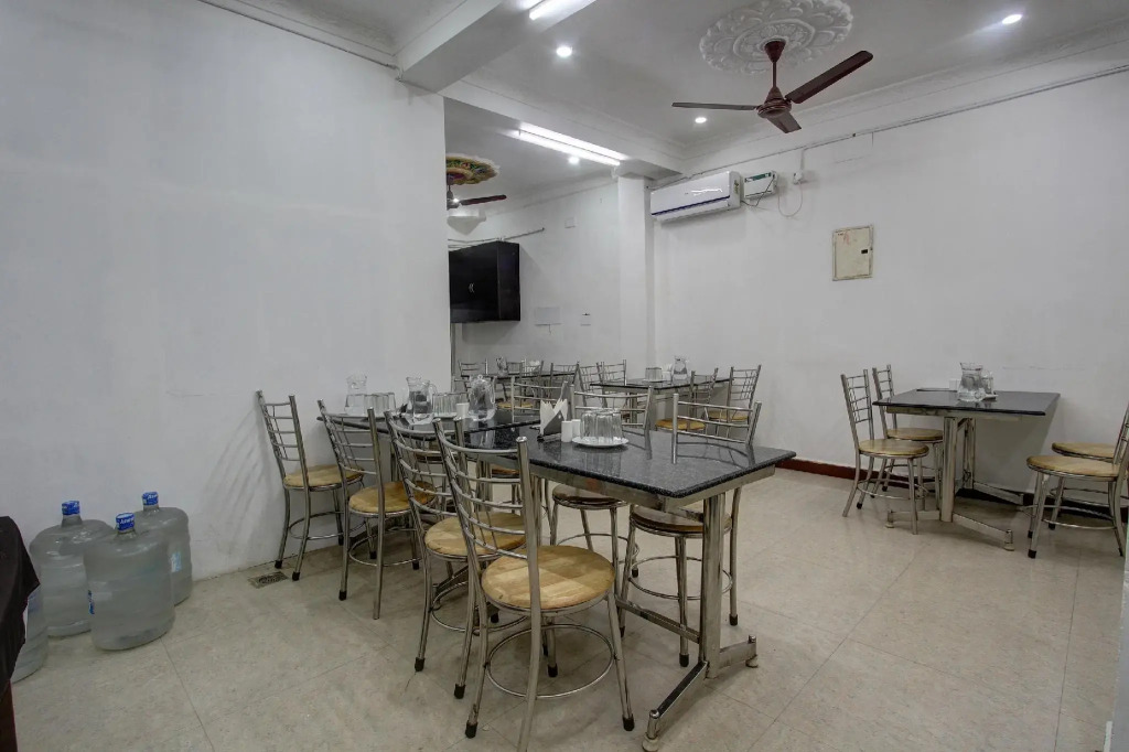 OYO 36142 12roomz