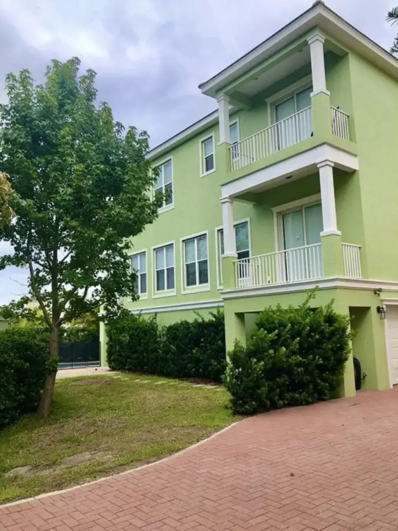 Prestigious 4 BR Getaway - Coronas Verde