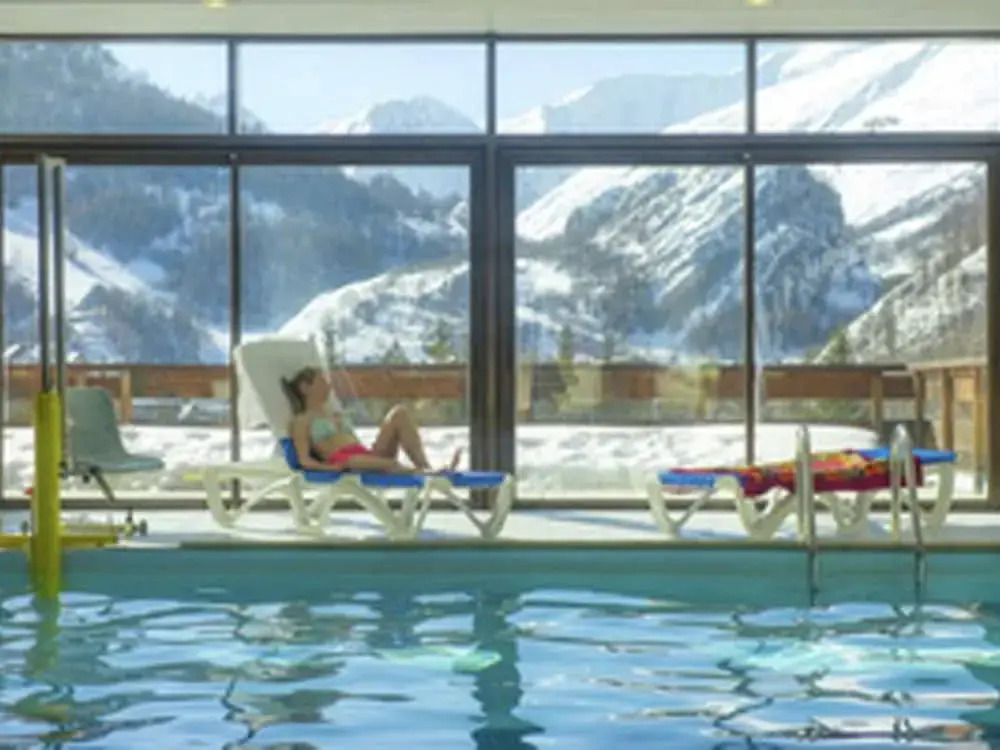 Large apartment with a view near the ski slope of Valloire