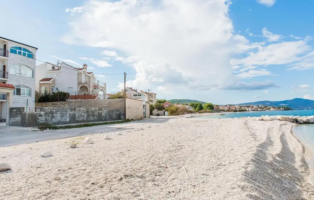 Stunning Apartment in Slatine With Wifi
