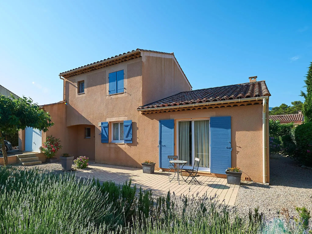 Detached villa with a dishwasher, in green surroundings