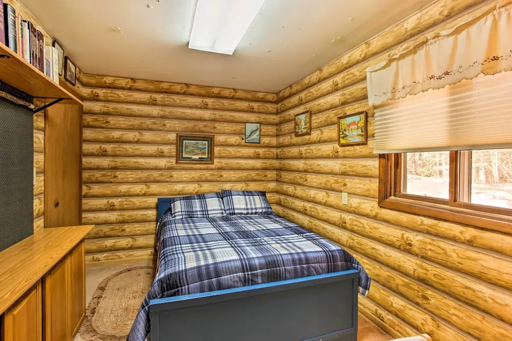 Cozy Lake Nebagamon Cabin 15 Minutes to the Lake!