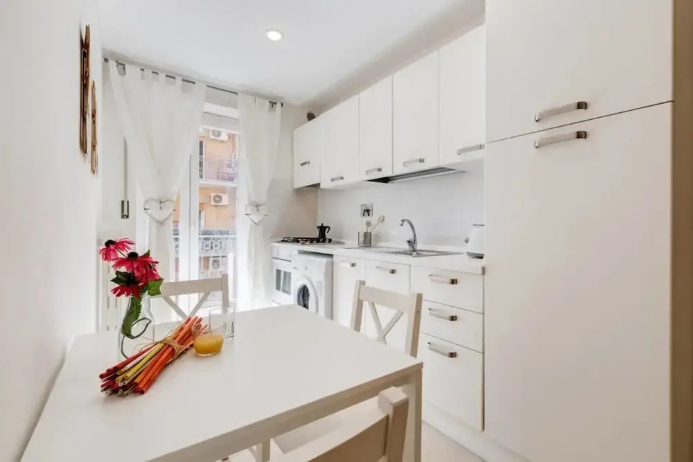 Lovely White Flat 15 Minutes From the City Center