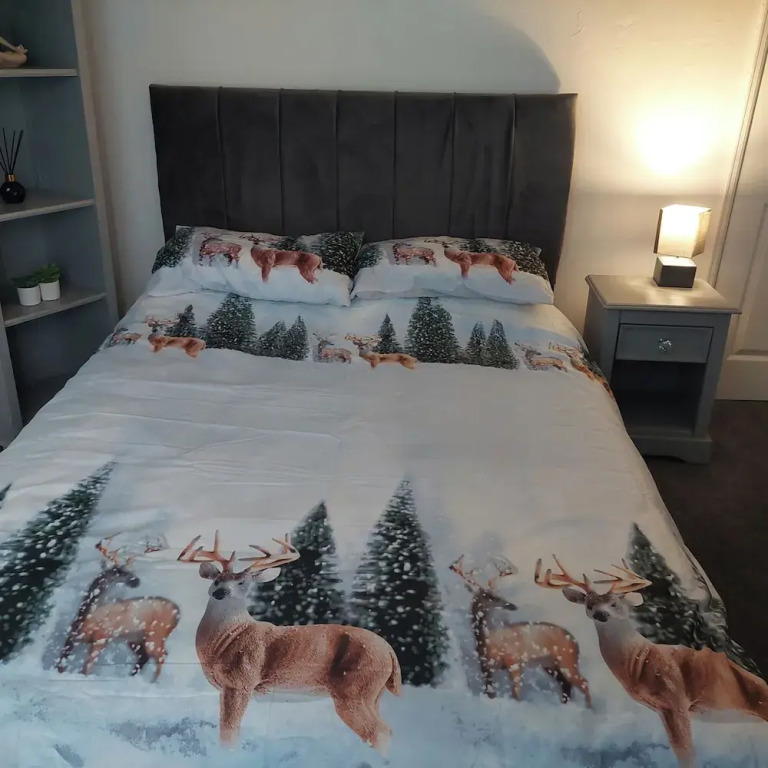 Knotty Ash - 3 Beds - Sleeps 6 - On-site Parking