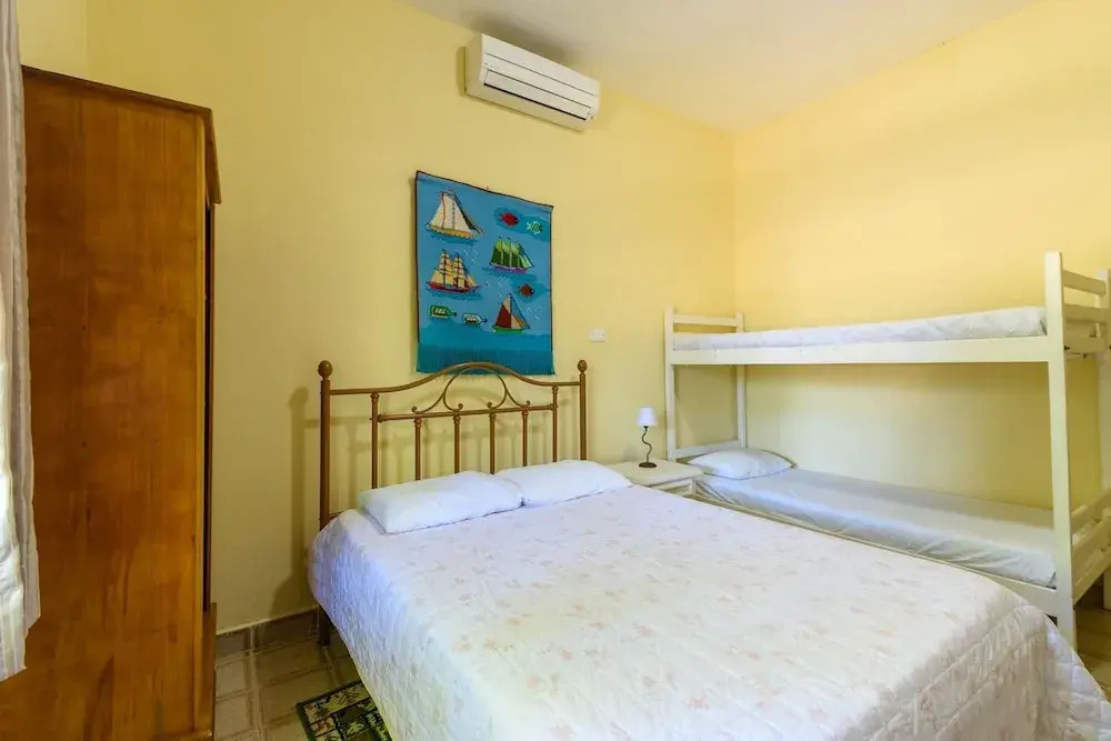 Casa com piscina aquecida a 100m da praia Maresias