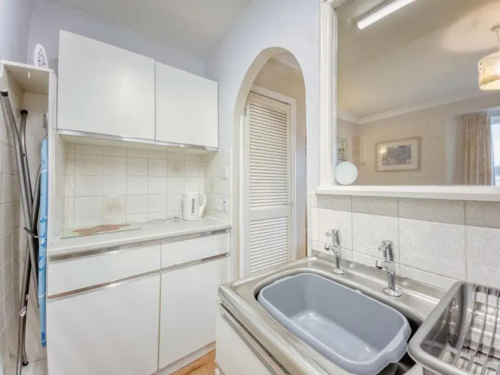 Apartment 6 - 1 Bedroom Town view