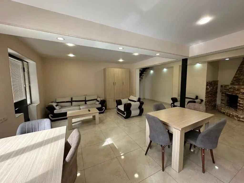 5 Bedrooms House