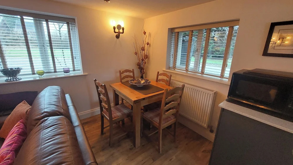 1 Bed Flat - Sleeps 4 - Garden - Parking - Wifi
