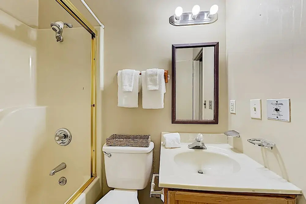 Roundette Cabin 2 Bedrooms 1.5 Bathroom Cabin