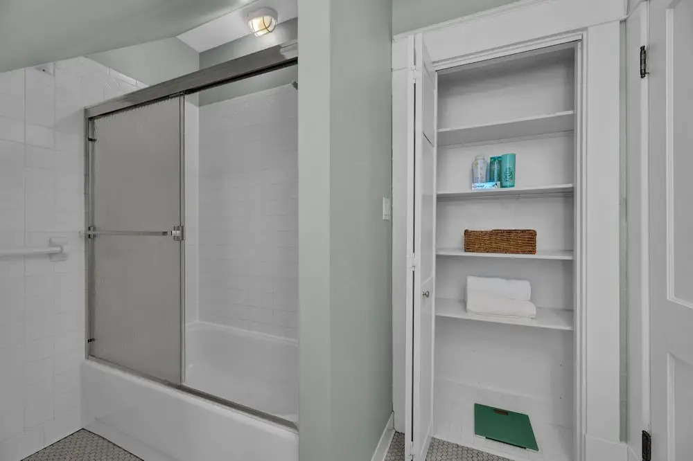 Oakley Square 3br Charmer - Total Walkability 3 Bedroom Home by RedAwning
