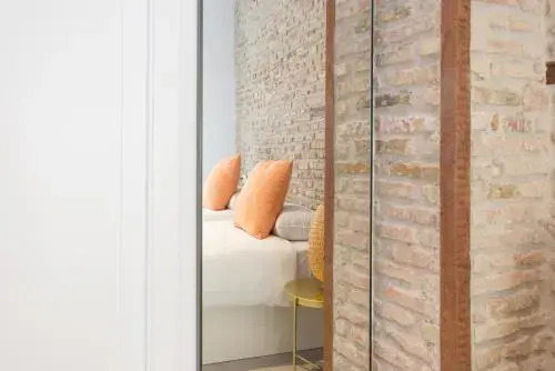 Te1A-El Teatro Brick Wall Suite Prime Location