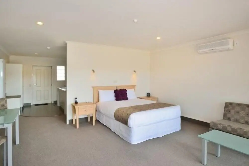 Senator Motor Inn