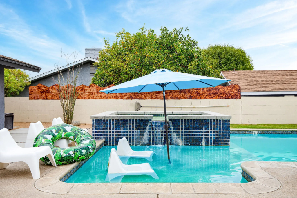 2 Modern Villas On the Golf Course Putting Green, Pool, Hot Tub Sleeps 22