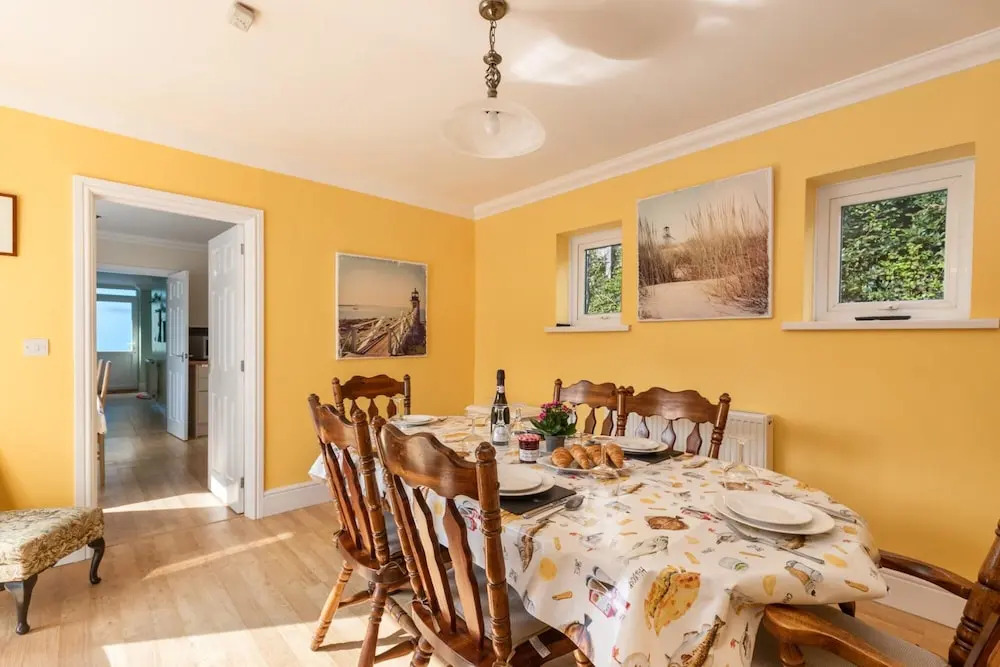 Sunningdale - Beach Side Cottage, Sea Views, Parking