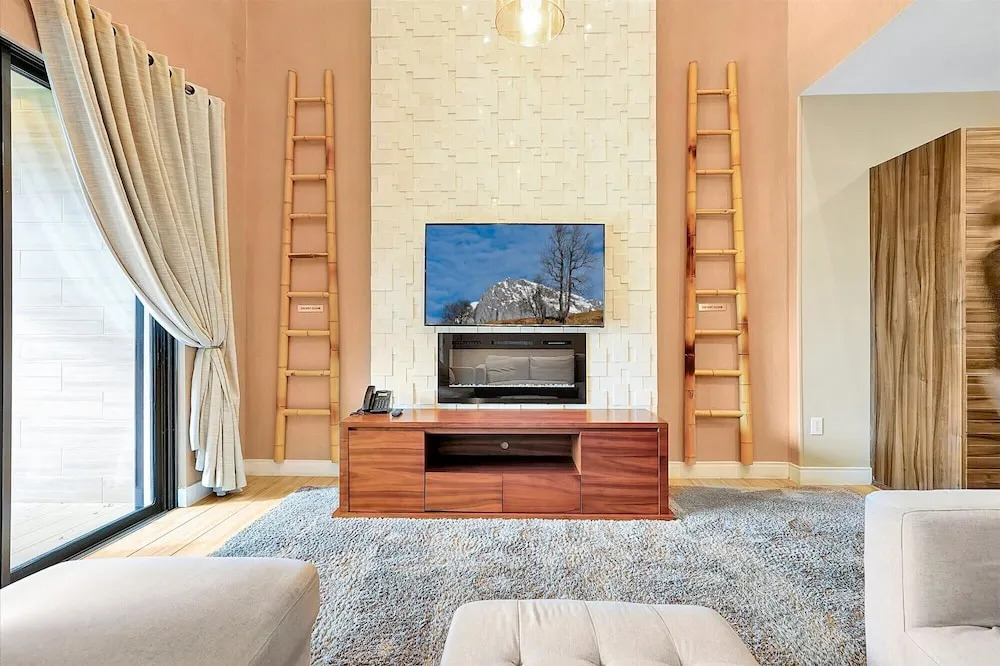 Spacious Luxury 4BR Suite Near Disney