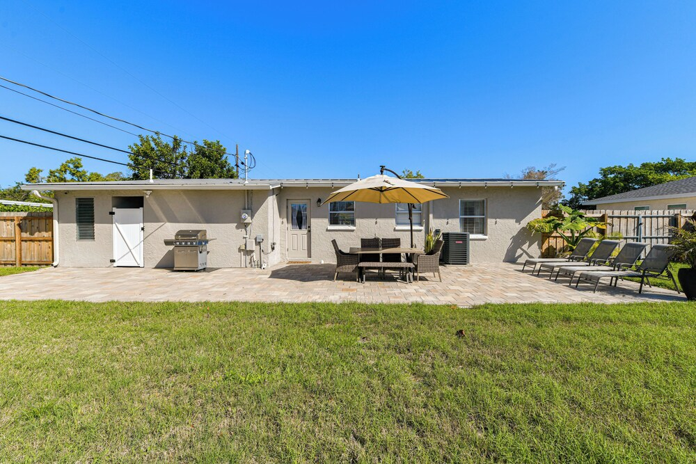 5 Mi to Riverwalk: Bradenton Family Home w/ Yard