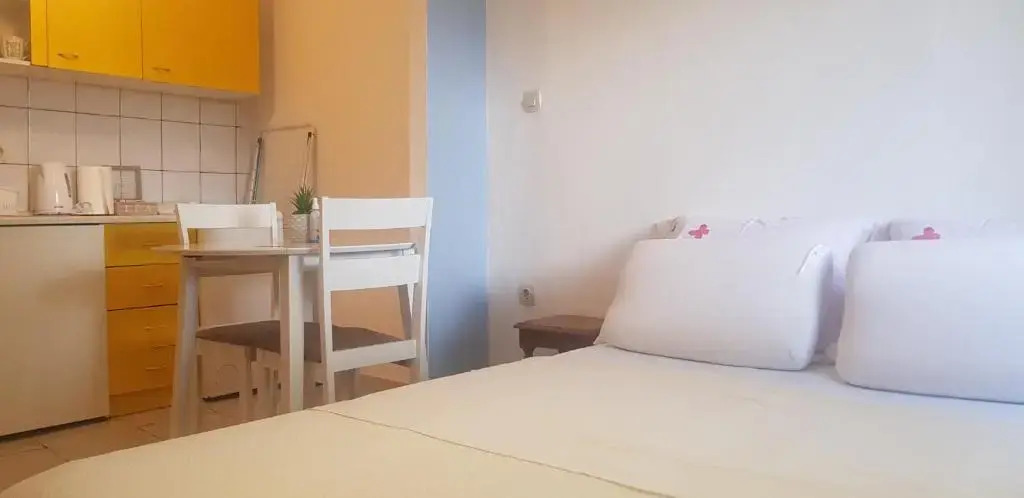 Studio apartment KIKI for 2, near Old Town & Beach, free WiFi