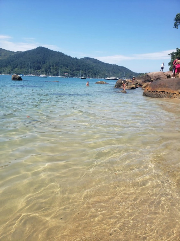 Apartamento novo e completo, próximo à praias e comércio