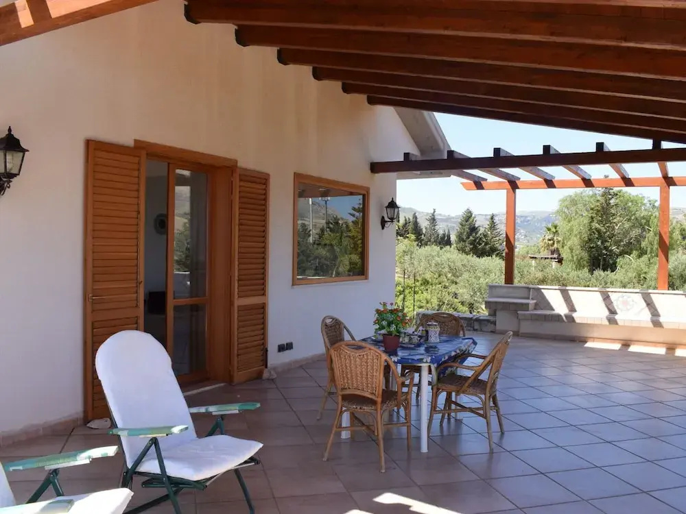 Detached Villa Located in a Residential Area Near the Sea