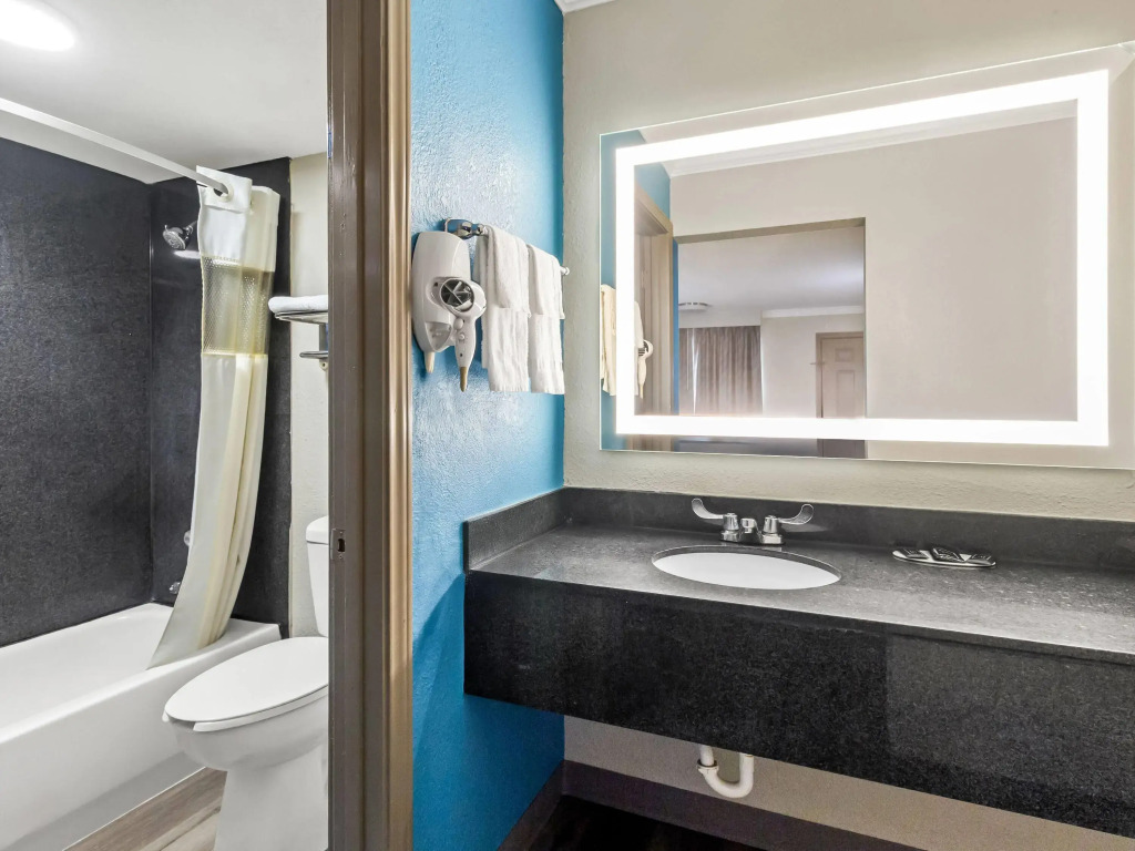 Days Inn by Wyndham Houston East