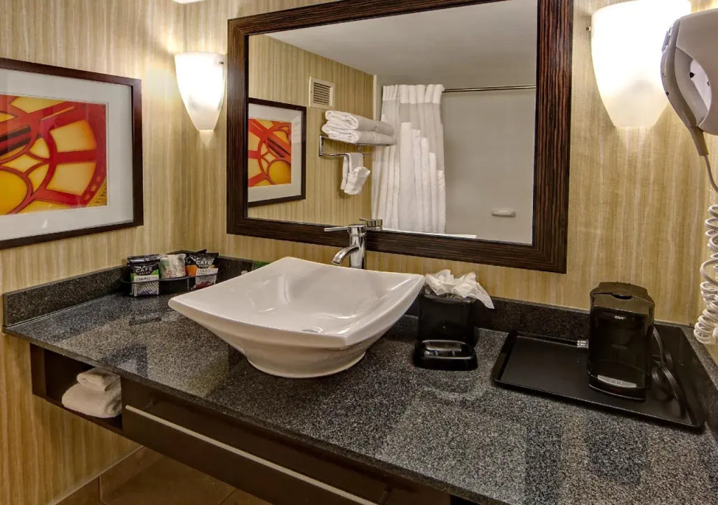 Clarion Hotel & Suites Conference Center Memphis Airport