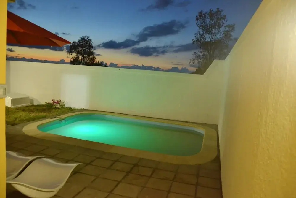 Studio in Black River, With Shared Pool, Enclosed Garden and Wifi - 1 km From the Beach
