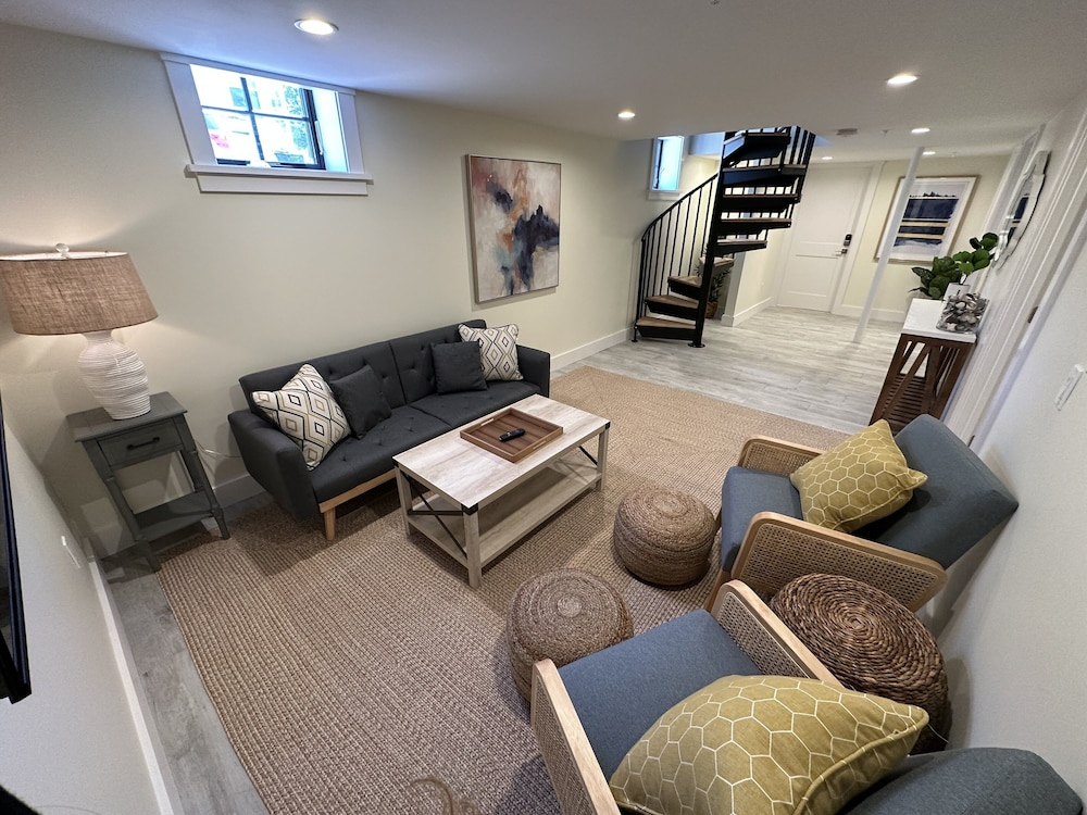 Epic Downtown Newport 6br Whole House W/ Parking 6 Bedroom Home