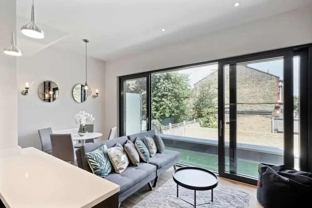 Designer 1-bed Flat W/juliet Balcony nr Wimbledon