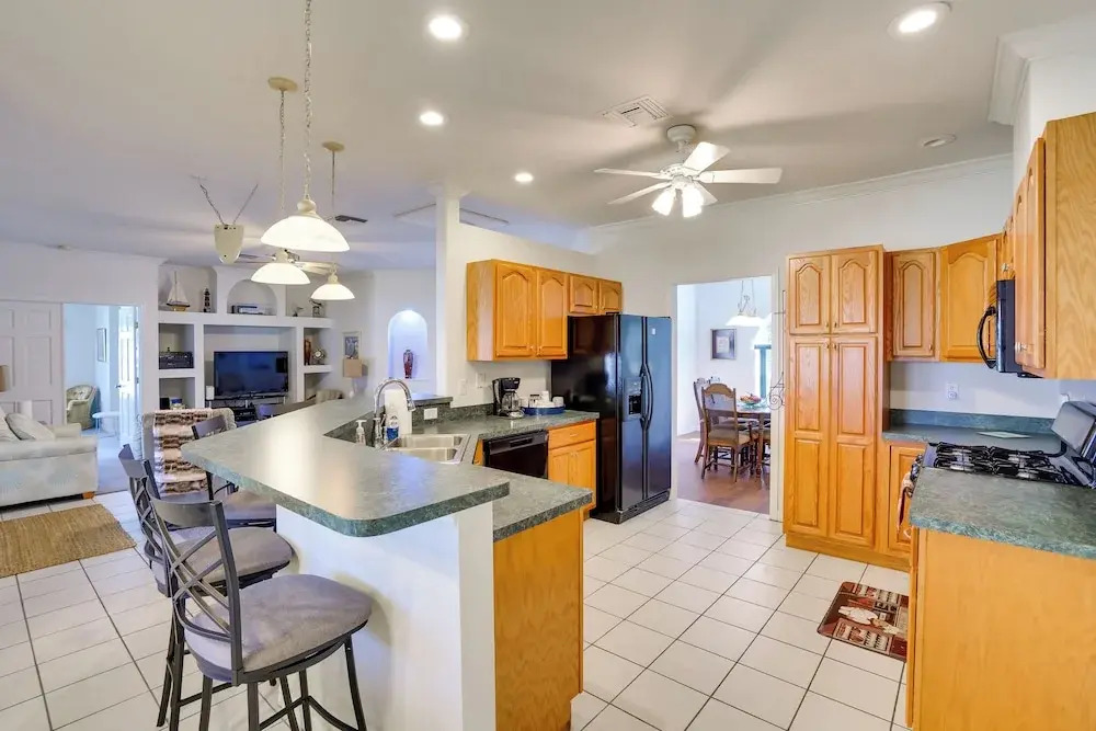 Walk to Lake: Home w/ Screened Porch in Sebring!